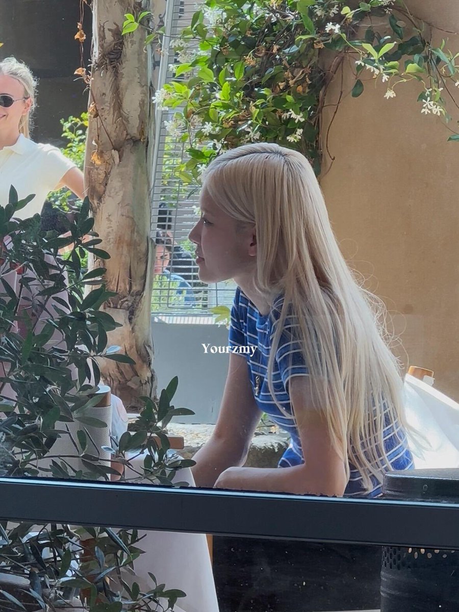roise_e's tweet photo. OMG ROSÉ IN LA https://t.co/Qos3VQIkzG