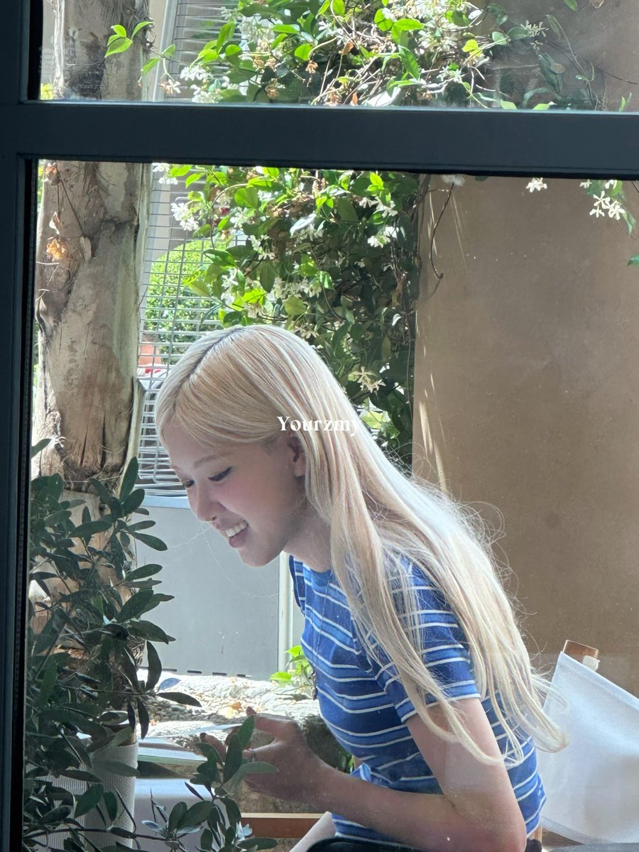 roise_e's tweet photo. OMG ROSÉ IN LA https://t.co/Qos3VQIkzG