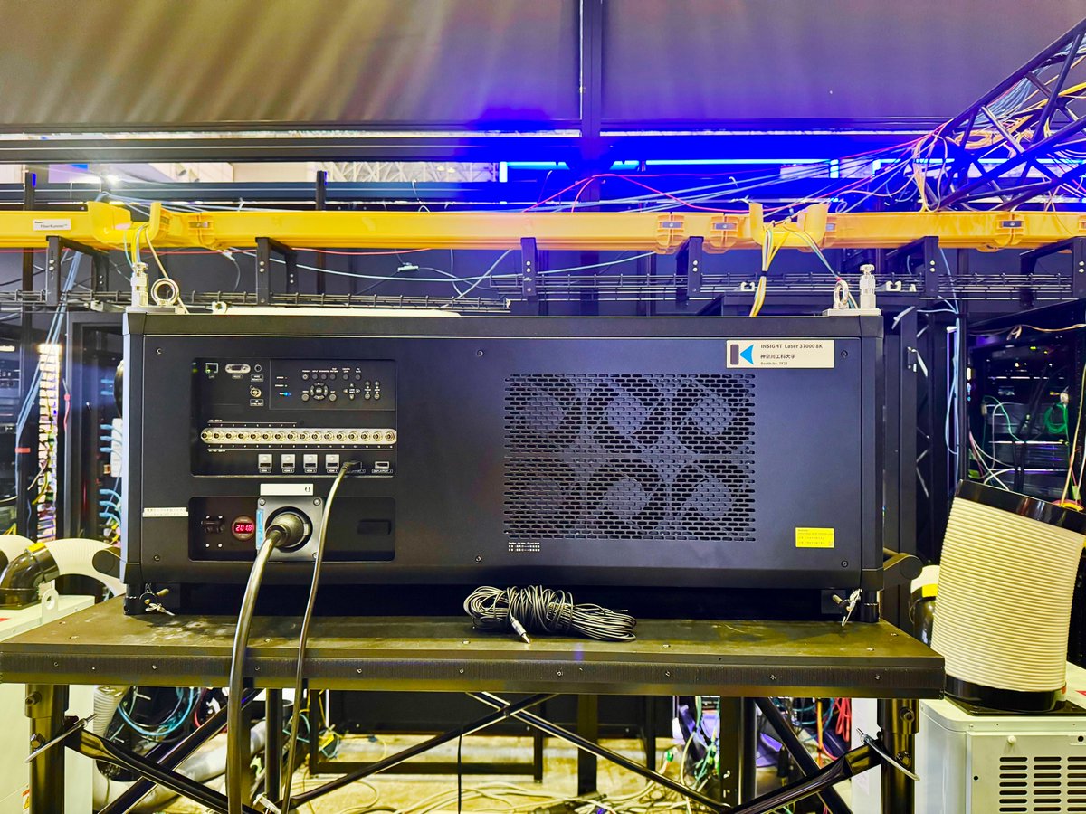 実は後ろから8Kプロジェクターで投影をしていまして・・・

#shownet #interop25