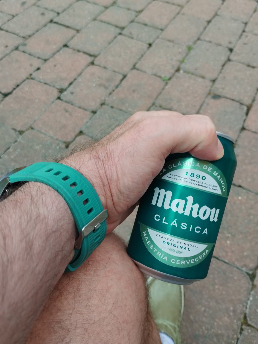 Aquí con mi amiga la Mahou, la fresquita 😋 a la sombra dé los pinos 😅 cómo María del Monte ⛰️ 😂🤣😂🤣.... Salud 🍺