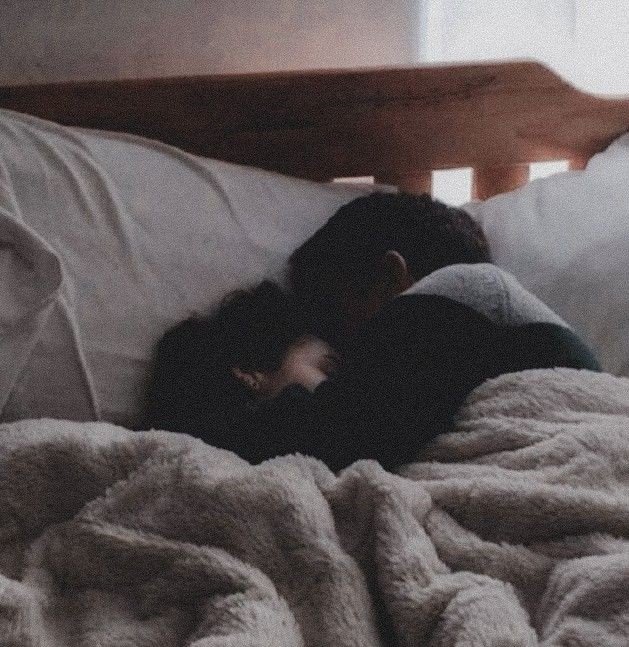 “Eğer olur da 
şansımız yaver giderse 
belki bir gece sana sımsıkı sarılarak uyurum.”