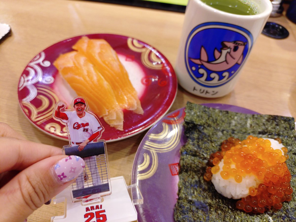 monaka_chococo's tweet photo. 生きてます!
そうだ、北海道へ行こう!で明日のカープ戦に合わせてひとり旅中♪

隣の女の子がシルバニアやアイドルのアクスタと撮ってる��で真似てみた✨️
ガチャガチャで出た監督のアクスタ(笑)
トリトン2時間待ちだった… https://t.co/rQKJm0ExcD