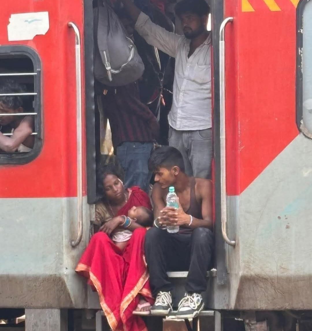 इस भीषण गर्मी में एक लाचार माँ की गोद मे इस मासूम को क्या मालूम की हमने जापान को पीछे छोड़ दिया है