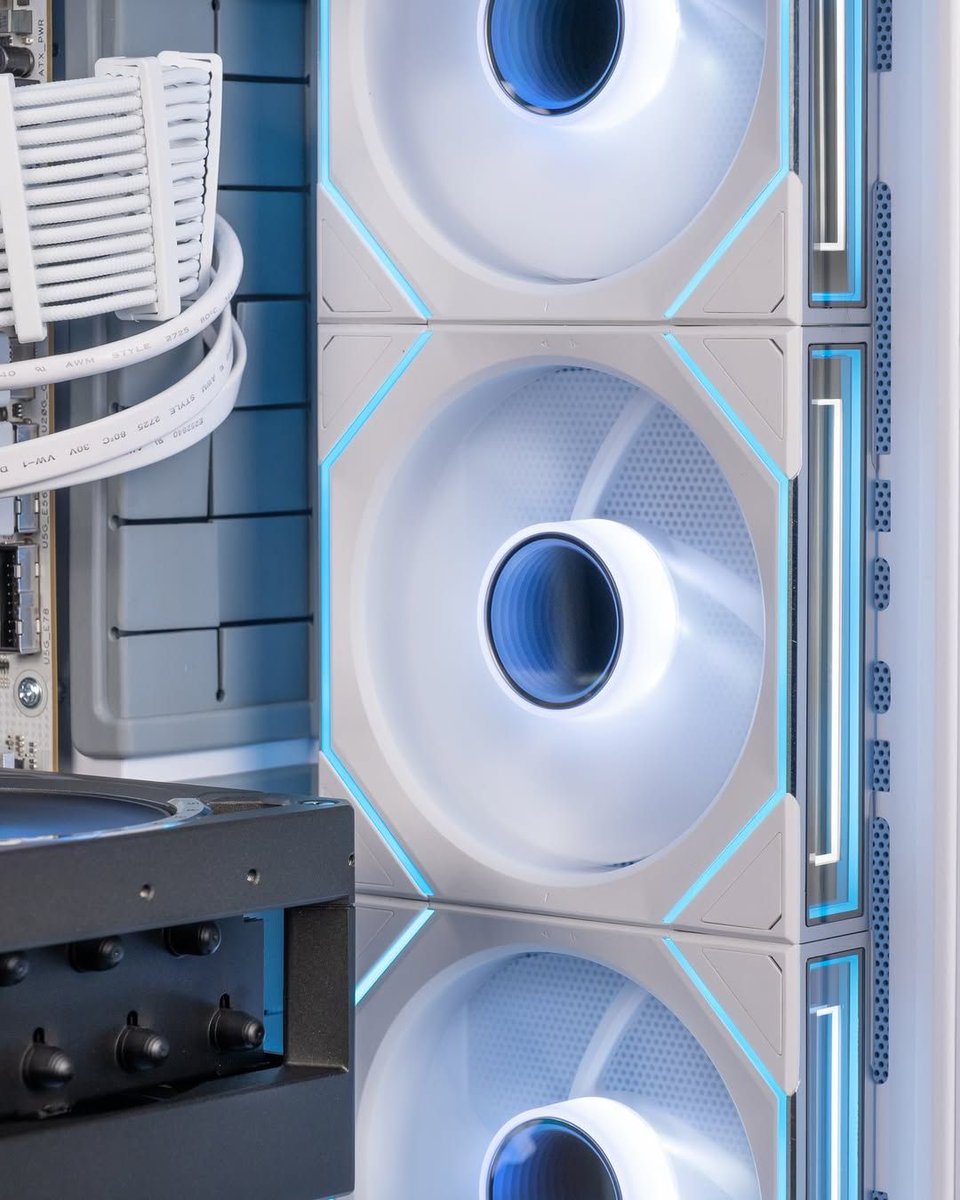 GlobalLianli's tweet photo. Swipe to get a closer look at the all-new Hydroshift II and SL Infinity Wireless.
Cr. @mr_matt_lee
#lianli #case #pc #setup #build #hydroshiftII https://t.co/vGF7BQe9KZ