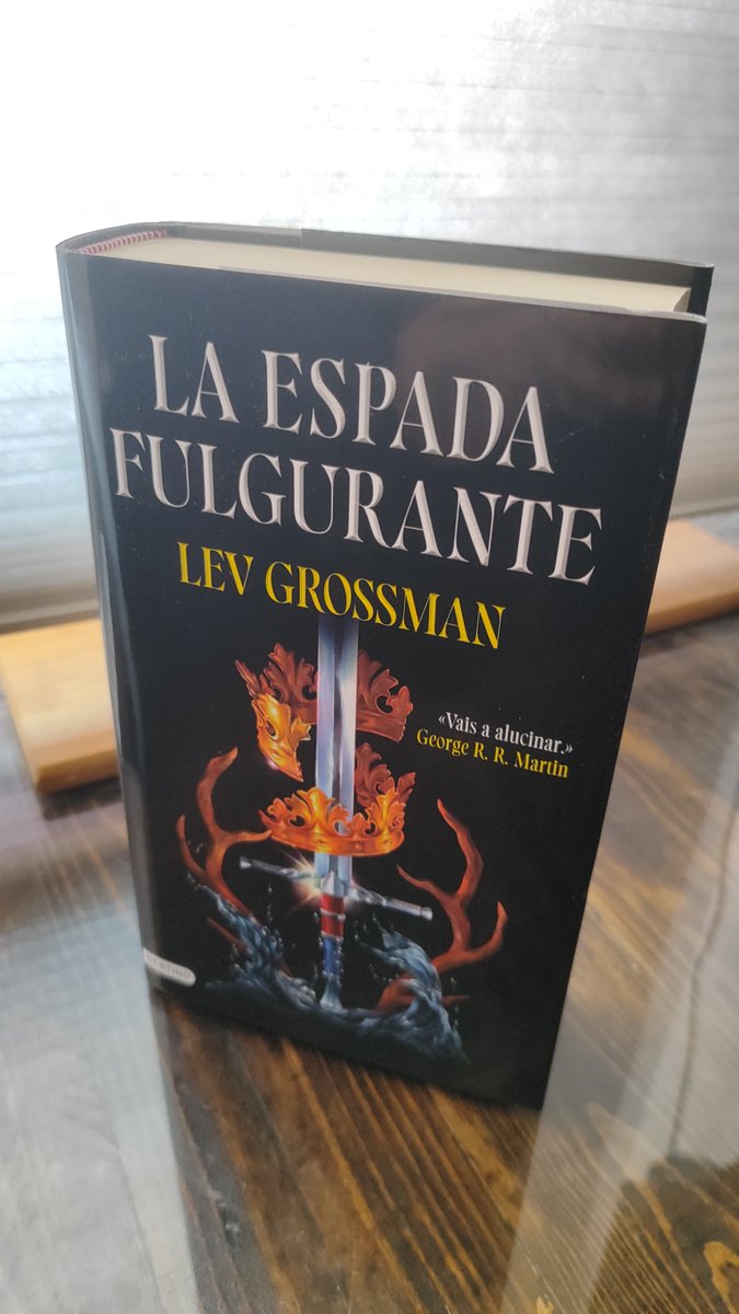 «La Espada Fulgurante», de Lev Grossman. 
Consíguelo en amzn.to/43WcwX9

Las leyendas artúricas siempre han sido una forma de explicar el alma de la historia británica. Espejos en los que Inglaterra ha buscado comprender su historia, su identidad y sus sombras. Mitos