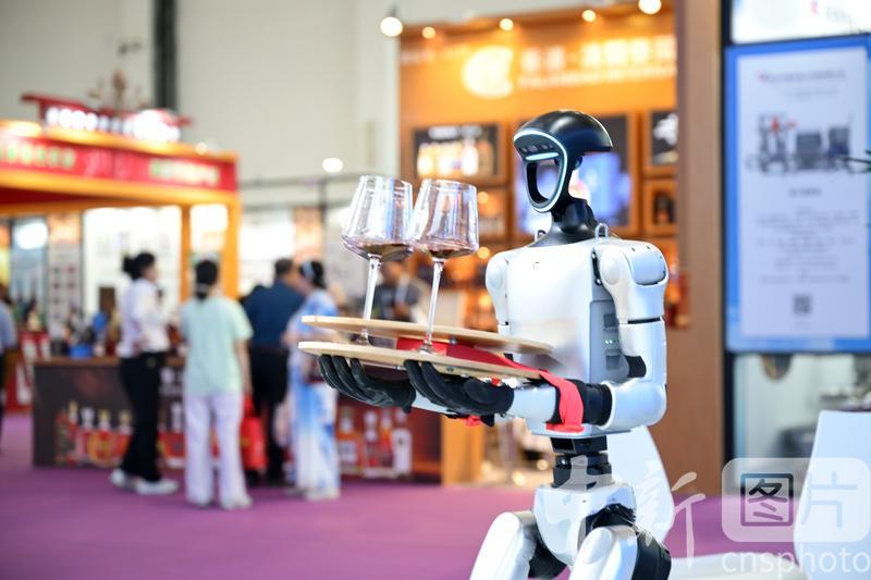 photo_cns's tweet image. Ben Ben, Unitree Robotics' service robot provides wine delivery service for visitors at the fifith China (Ningxia) International Wine Culture and Tourism Expo on June 10, 2025. (Photo by Yuan Hongyan/CNSPHOTO)
#UnitreeRobotics #service #robot #Wine #Culture #Tourism #Expo
