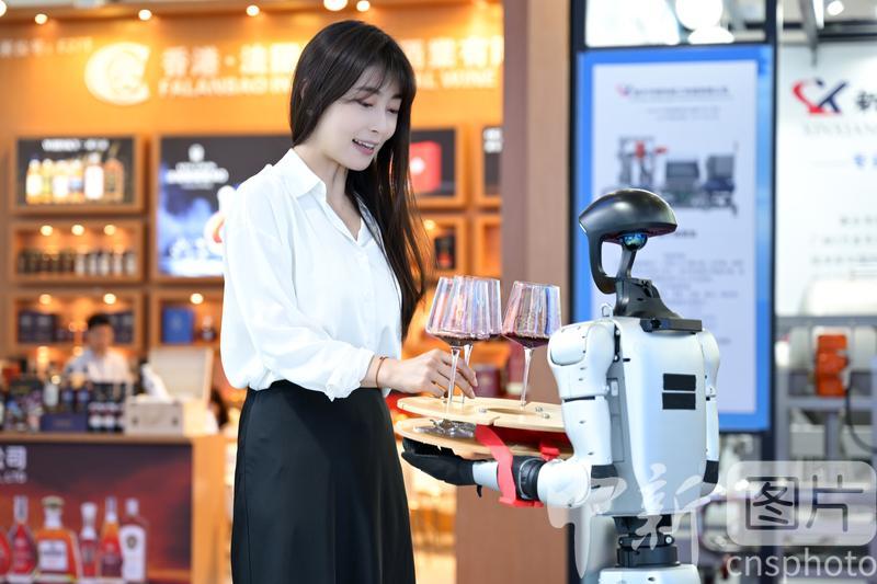 photo_cns's tweet image. Ben Ben, Unitree Robotics' service robot provides wine delivery service for visitors at the fifith China (Ningxia) International Wine Culture and Tourism Expo on June 10, 2025. (Photo by Yuan Hongyan/CNSPHOTO)
#UnitreeRobotics #service #robot #Wine #Culture #Tourism #Expo