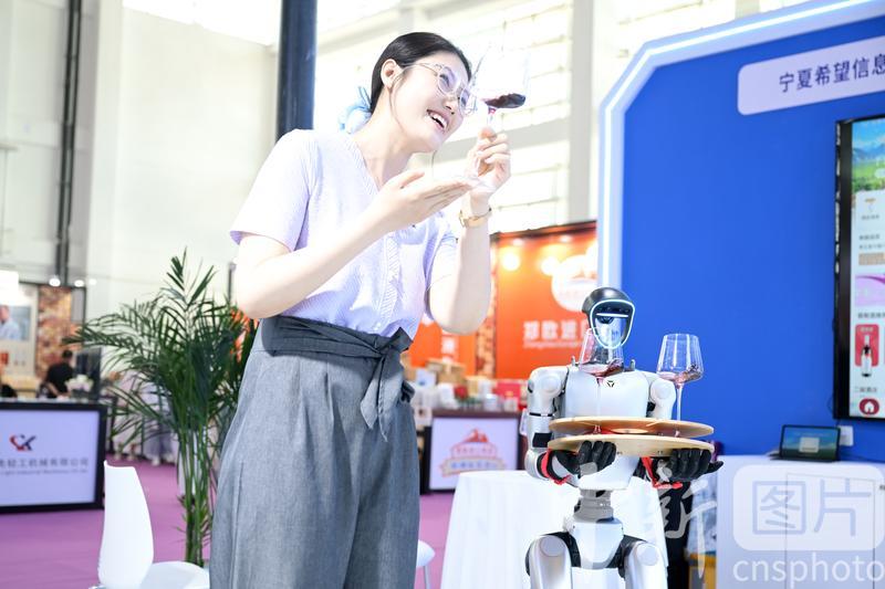photo_cns's tweet image. Ben Ben, Unitree Robotics' service robot provides wine delivery service for visitors at the fifith China (Ningxia) International Wine Culture and Tourism Expo on June 10, 2025. (Photo by Yuan Hongyan/CNSPHOTO)
#UnitreeRobotics #service #robot #Wine #Culture #Tourism #Expo