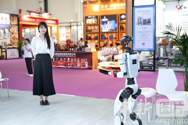 photo_cns's tweet image. Ben Ben, Unitree Robotics' service robot provides wine delivery service for visitors at the fifith China (Ningxia) International Wine Culture and Tourism Expo on June 10, 2025. (Photo by Yuan Hongyan/CNSPHOTO)
#UnitreeRobotics #service #robot #Wine #Culture #Tourism #Expo
