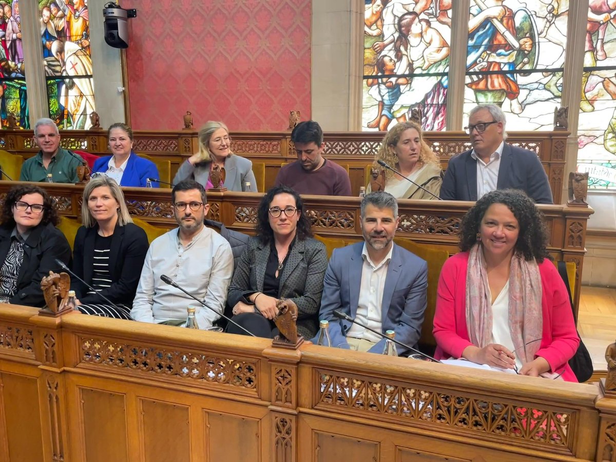 PSIB-PSOE Mallorca (@socialistesdmca) on Twitter photo La consellera <a href="/GrupSocialista/">Grup Socialista</a> <a href="/matruyols66/">Maria Antònia Truyols Martí</a> fa efectiva la seva renúncia a l’acta de consellera electa del <a href="/ConselldeMca/">Consell de Mallorca</a>.
Tot el ple agraeix la feina feta durant aquests dos anys de legislatura.
Truyols passa a formar part de l’equip de govern <a href="/ajManacor/">Ajuntament de Manacor</a> com a tinenta de batle La consellera <a href="/GrupSocialista/">Grup Socialista</a> <a href="/matruyols66/">Maria Antònia Truyols Martí</a> fa efectiva la seva renúncia a l’acta de consellera electa del <a href="/ConselldeMca/">Consell de Mallorca</a>.
Tot el ple agraeix la feina feta durant aquests dos anys de legislatura.
Truyols passa a formar part de l’equip de govern <a href="/ajManacor/">Ajuntament de Manacor</a> com a tinenta de batle
