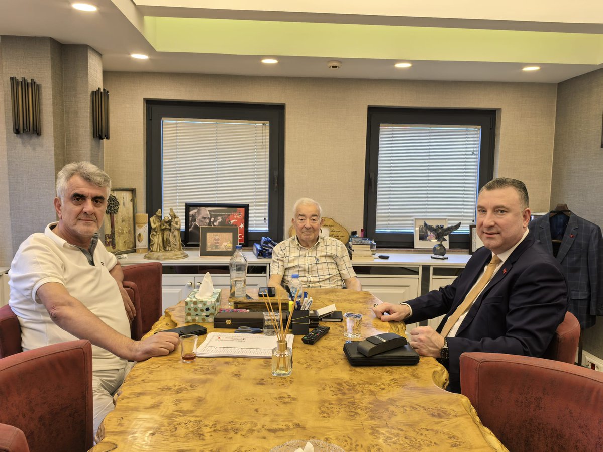 İstanbul Fırıncılar Odası Başkanı Erdoğan Çetin, İSTESOB Başkanı Faik Yılmaz’ı ziyaret etti. Görüşmede sektörel değerlendirmelerde bulunuldu.