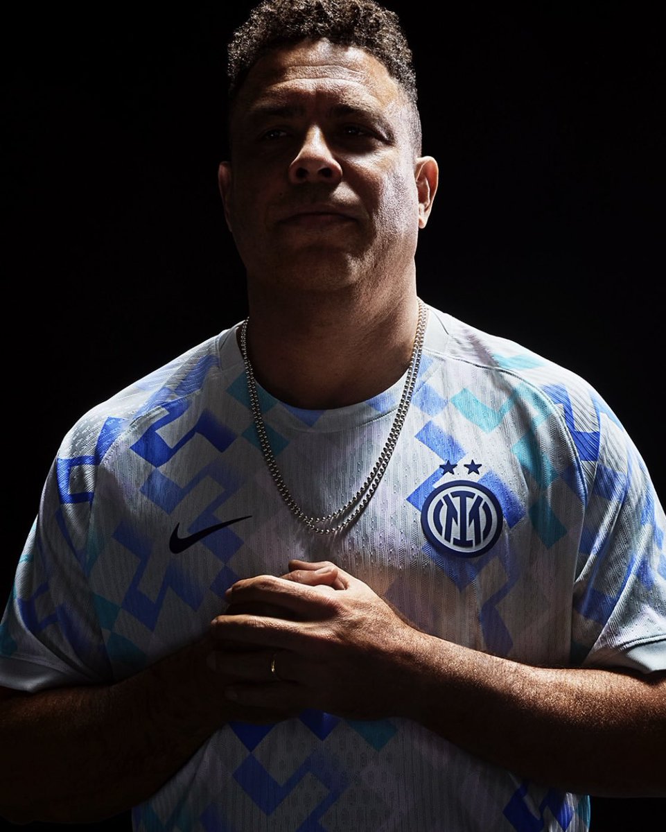 Inter_Xtra's tweet photo. Ronaldo rocking the new #Inter away shirt.

🇧🇷🥶 https://t.co/VEr7o64zKe
