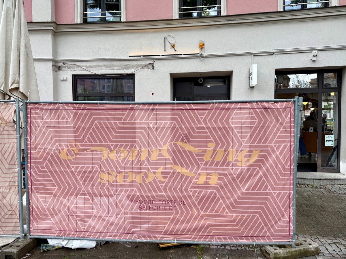 Das "R" auf der Fassade ist ausnehmend grazil. Die Beschreibungsprosa für das bald eröffnende Belforte (belforte.de) ist dem Gärtnerplatz angemessen blumig:

"Modern, mediterran, ein bisschen Mailand, ein bisschen München, ein Hauch von Paris. Hochwertig, unaufgeregt"