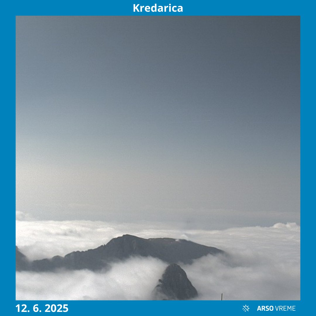 🌫️Včerajšnje motno nebo je bilo posledica dima iz obsežnih požarov v Kanadi, ki je s severozahodnimi višinskimi vetrovi prispel vse do naših krajev. Ravni delcev v zraku so bile povišane, okoli 50 mikrogramov na kubični meter, danes pa so se že nekoliko znižale.