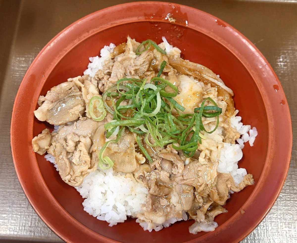 Akisday's tweet photo. メニュー写真と違って肉スカスカで色も美味しそうに見えなかった🥺メニュー写真見て期待しちゃダメですね🙅‍♀ #すき家 https://t.co/7AkGWQxhQz