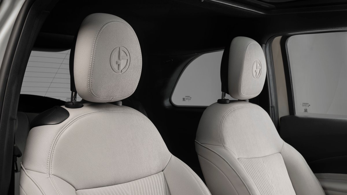 StellantisNAEsp's tweet photo. Una auténtica declaración de estilo: el @FiatUSA 500e Giorgio Armani Collector’s Edition combina un diseño elegante con asientos en eco-piel tono sobre tono, detalles interiores exclusivos de @Armani y rines de 17" con el logo GA. #FiatFun
Descubre más en https://t.co/WSe3rfm3I5 https://t.co/24SHEsnUMx