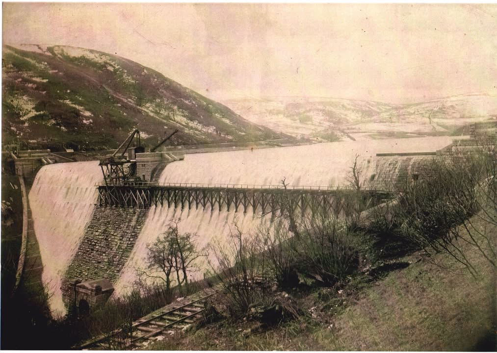 #ThrowbackThursday #HenLunIau
Pen y Garreg, circa 1900-07
👀 Just take a look at this railway crossing made of wooden trestles to carry stone to the central valve tower!
👀 Sylwch ar groesfan y rheilffordd o drestlau pren ar gyfer cludo cerrig i’r tŵr falf canolog!