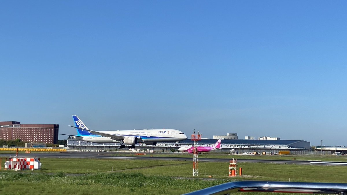 NRT_TOUR_INFO's tweet photo. 【普段は立ち入ることの出来ない成田空港非公開エリアをバスで巡る！成田空港スペシャルバスツアー✈️🚎発売開始📣】

✅実施日
・8月：22日(金)･23日(土)・24日(日)

詳しくは下記URLをチェック😉
https://t.co/AIr3YrNc3Q

#成田空港スペシャルバスツアー https://t.co/i9uZLbqTqs