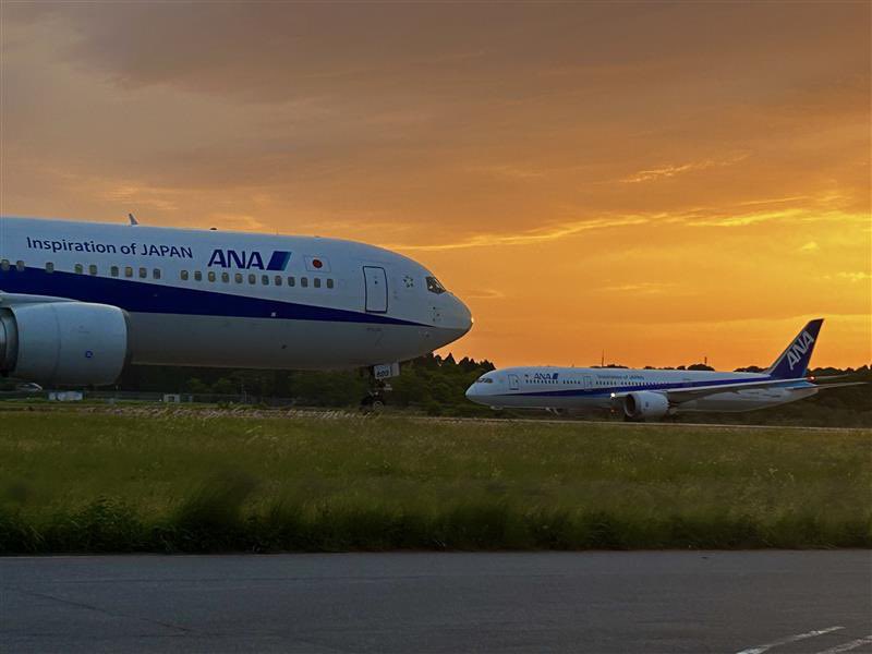 NRT_TOUR_INFO's tweet photo. 【普段は立ち入ることの出来ない成田空港非公開エリアをバスで巡る！成田空港スペシャルバスツアー✈️🚎発売開始📣】

✅実施日
・8月：22日(金)･23日(土)・24日(日)

詳しくは下記URLをチェック😉
https://t.co/AIr3YrNc3Q

#成田空港スペシャルバスツアー https://t.co/i9uZLbqTqs