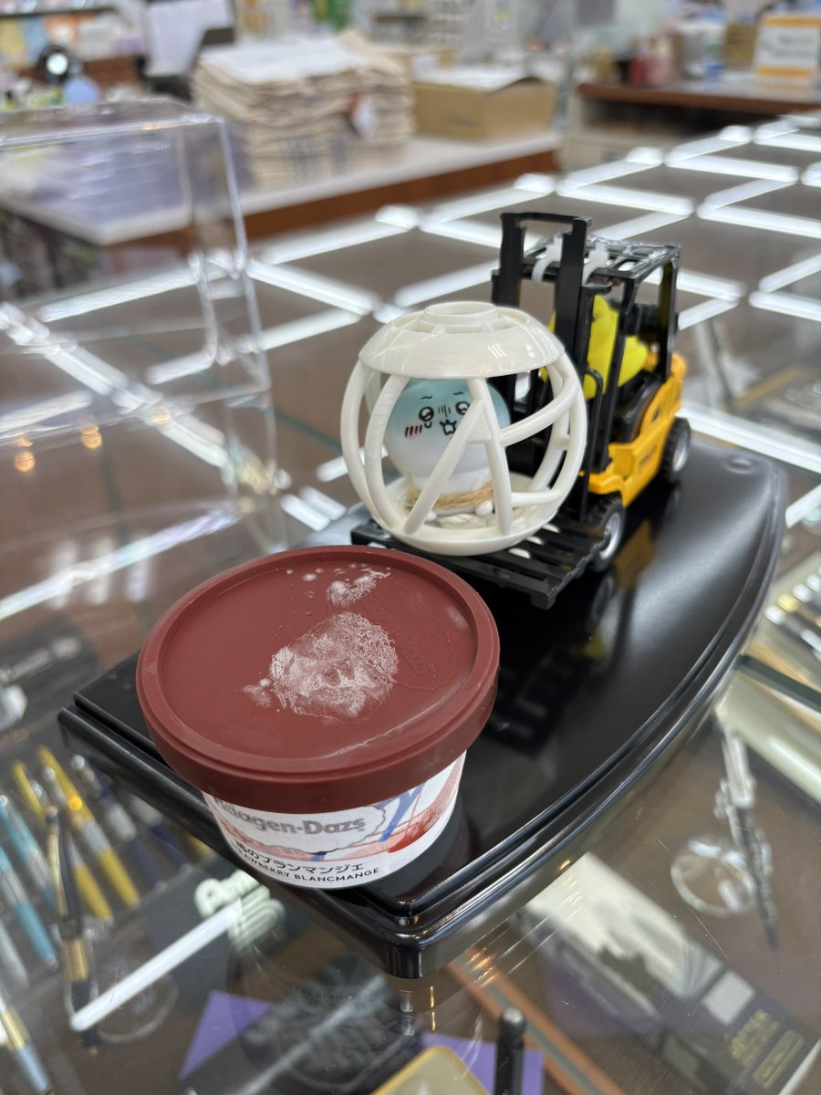 sanamon47's tweet photo. 職場でのイタズラ🤗

 #ちいかわ は #ハーゲンダッツ 🍨が食べたかったのかな🤭アヒルちゃんに捕獲されちゃった🫡
ディスプレイつくる途中に遊んでしまってごめんなさい🤫 https://t.co/VLFPLDfuUX