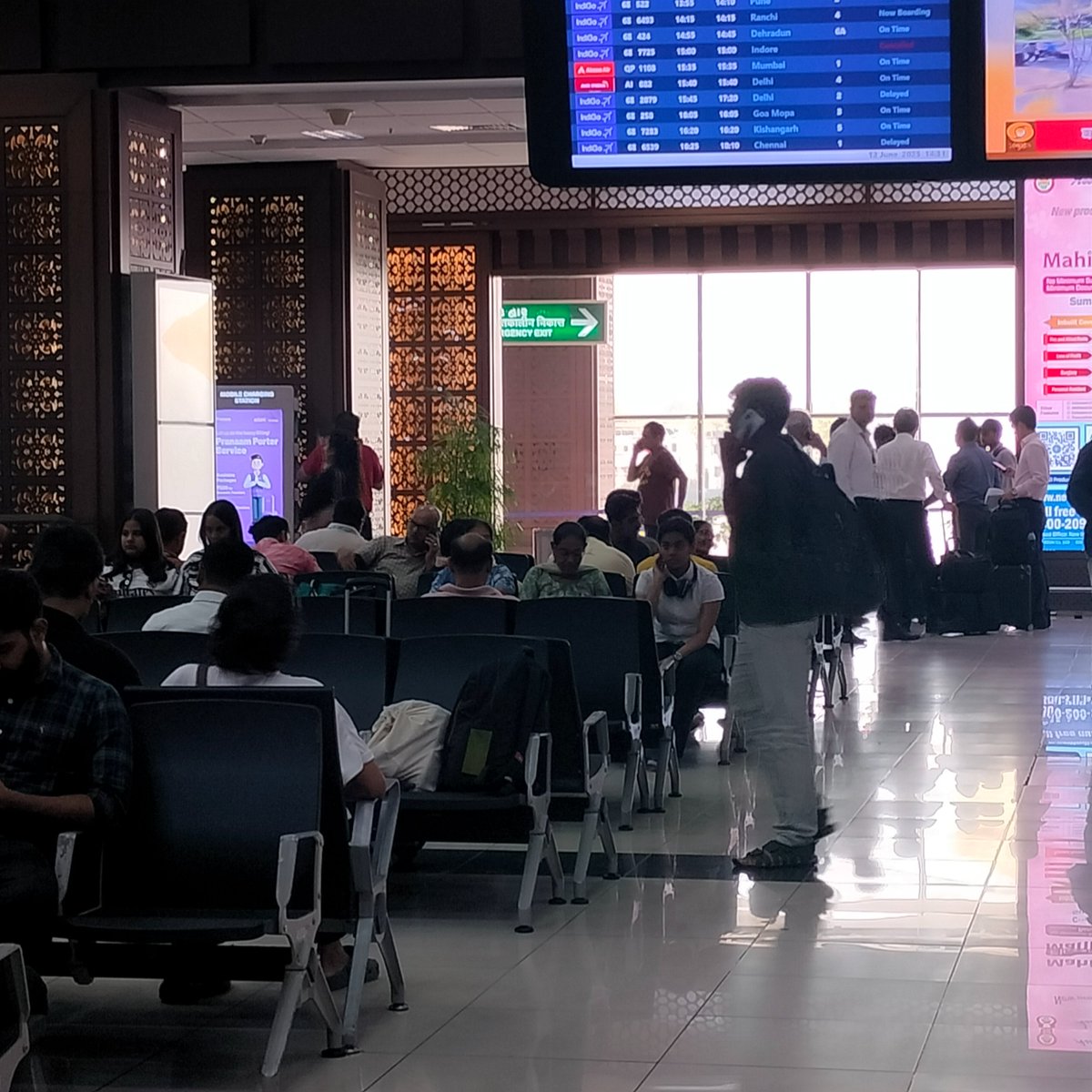 Urmi_1990's tweet photo. Mere MINUTES after I walk into Ahmedabad airport, a flurry of activity, panic. One airport ground personnel member tells me about the massive, massive Air India crash. Everyone is ashen-faced, on the phone, watching out of windows. This is...insane. Some immediate visuals: https://t.co/FFHfBNTFW5