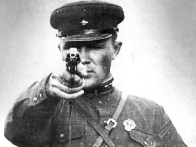 Luganskiy_Twi's tweet image. Давайте відверто. 
Методи роботи НКВД прямо пропорційні до вашого небажання здавати зерно державі. 
Якби б кожен чесно віддав державі все своє зерно, не було б потреби в обшуках, арештах і висилках. 
Але багато хто вирішив, що можна зберегти мішок-другий “на чорний день”,…