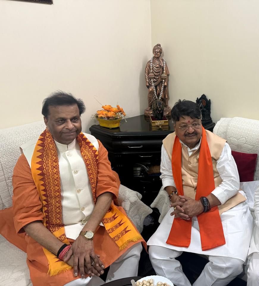 Jaibhan Singh Pawaiya (@pawaiyajai) on Twitter photo म. प्र. सरकार के काबीना मंत्री व भाजपा के वरिष्ठ राजनेता श्री <a href="/KailashOnline/">Kailash Vijayvargiya</a> आज ग्वालियर स्थित आवास पर पधारे व पारिवारिक मुलाकात के साथ अनेक सम-सामयिक विषयों पर चर्चा भी हुयी ।<a href="/BJP4India/">BJP</a> <a href="/BJP4MP/">BJP Madhya Pradesh</a> म. प्र. सरकार के काबीना मंत्री व भाजपा के वरिष्ठ राजनेता श्री <a href="/KailashOnline/">Kailash Vijayvargiya</a> आज ग्वालियर स्थित आवास पर पधारे व पारिवारिक मुलाकात के साथ अनेक सम-सामयिक विषयों पर चर्चा भी हुयी ।<a href="/BJP4India/">BJP</a> <a href="/BJP4MP/">BJP Madhya Pradesh</a>