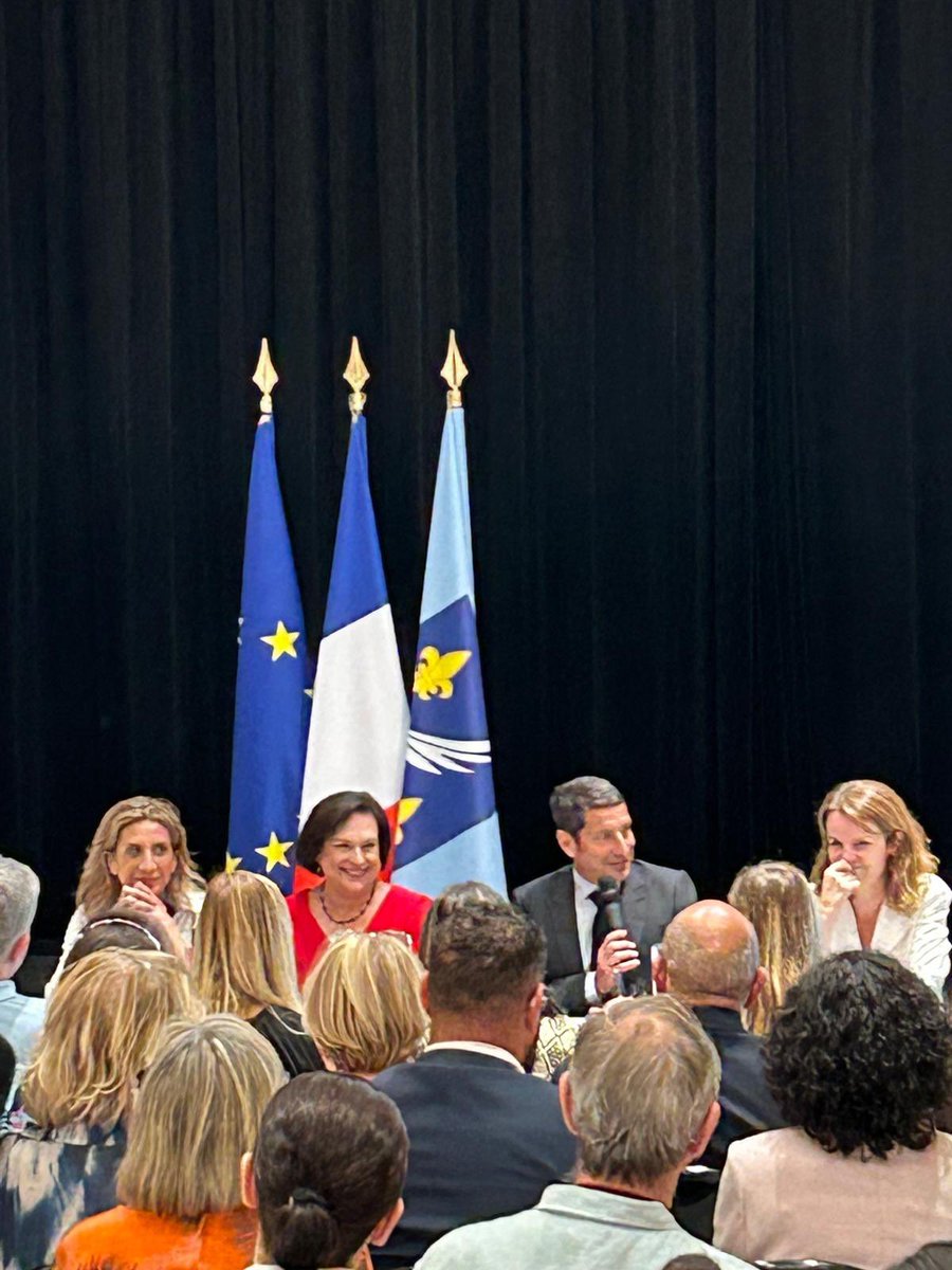 Beaucoup d’émotions au colloque sur le harcèlement scolaire organisé par la Ville de #Cannes, <a href="/davidlisnard/">David Lisnard</a>, @MarionMainTendue  <a href="/Marion13_4ever/">Nora Tirane 💙🤍❤️</a> 
Des paroles d’enfants concernés, des échanges puissants.
Engagée depuis toujours contre ce fléau, j’ai présenté ma proposition de loi :