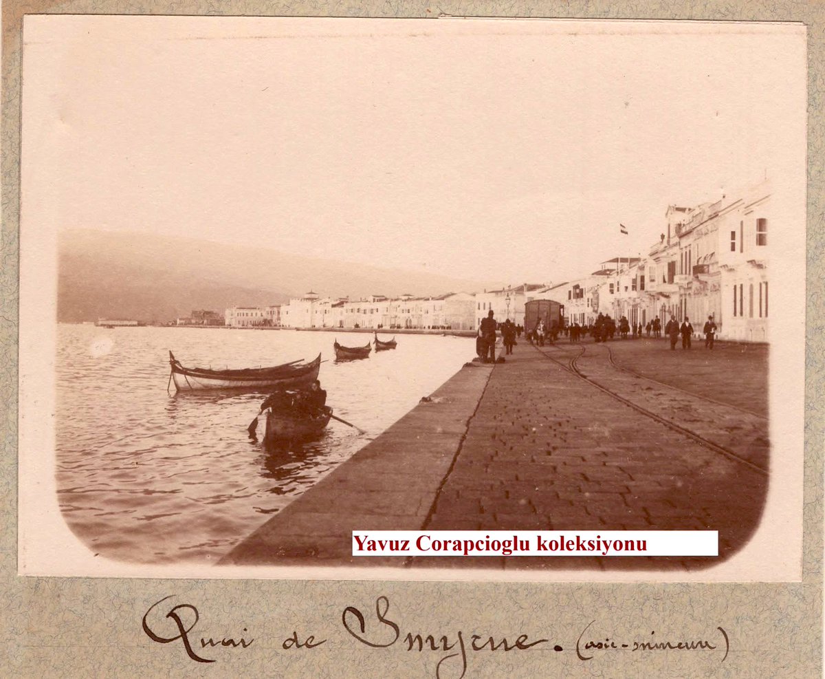 1890larda tramvay hatti uzerinde atla cekilen bir vagon. Rıhtım tramvay hattı aynı zamanda #İzmir-Aydın tren istasyonundan Konak'taki depolara yük ulaşımıni sağlıyordu. İlk zamanlarda fotografda da görüldüğü gibi yük vagonları bir veya iki at tarafından