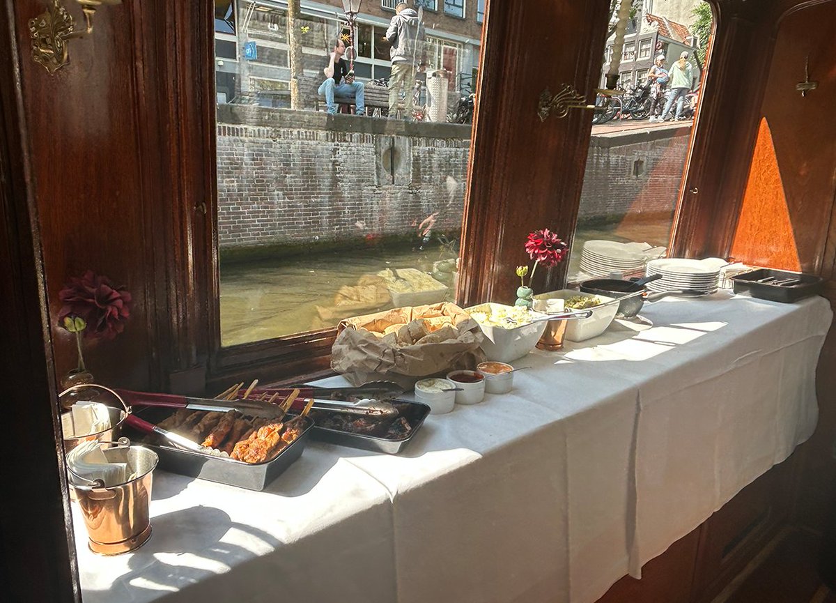 Gisteren stapten onze collega's Ensoph en Patrick samen met een aantal relaties aan boord van Boot Ondine voor een heerlijke middag op het water. Ze voeren door de grachten van Amsterdam en genoten van het heerlijke weer, goede gesprekken én een BBQ aan dek! ⚓☀️