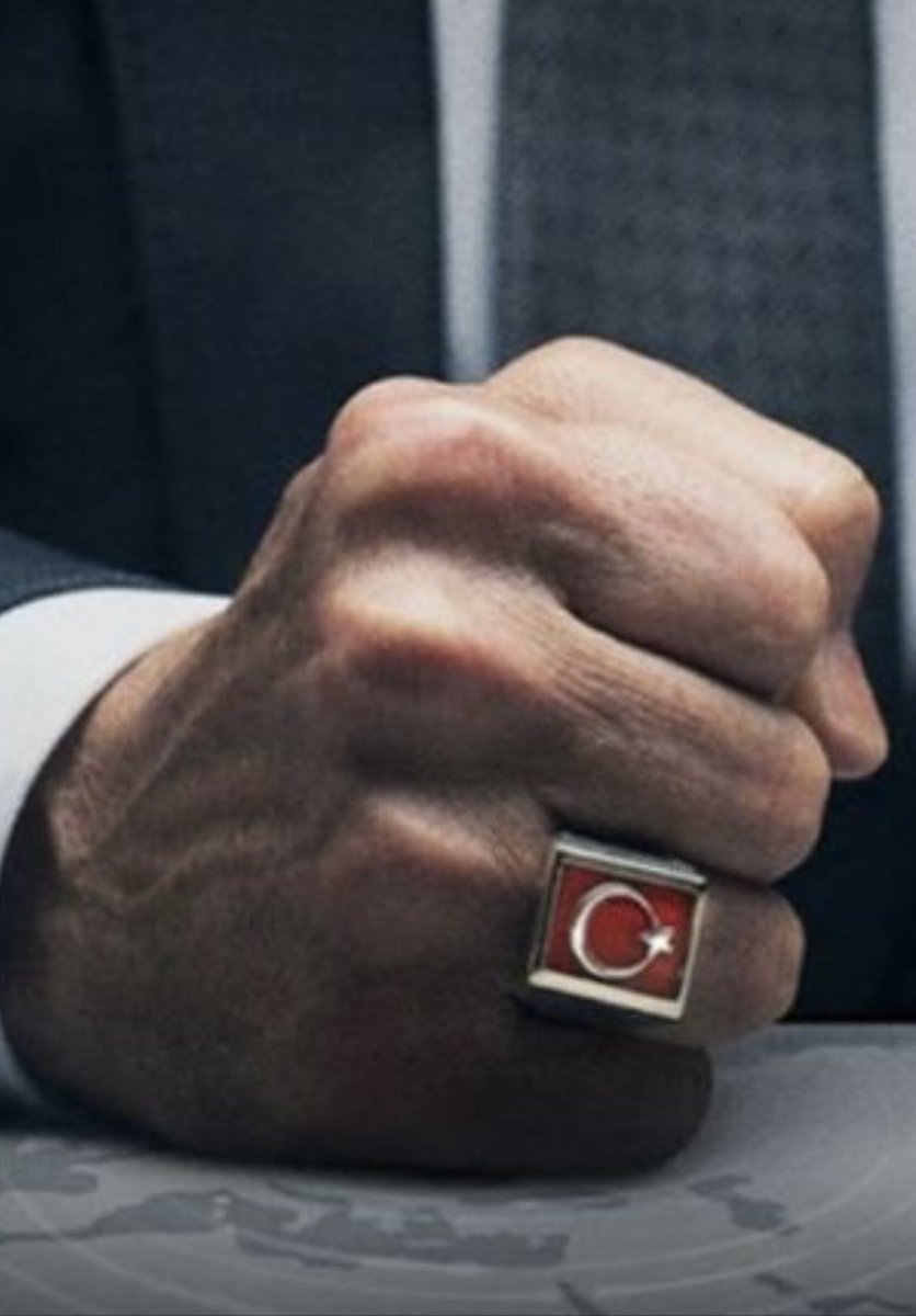 KralEraySosyal's tweet image. Devlet bazen sürekli açıp kapattığı sitenin reklamını yapıp vergisini ödeyen insanları gözaltına alır