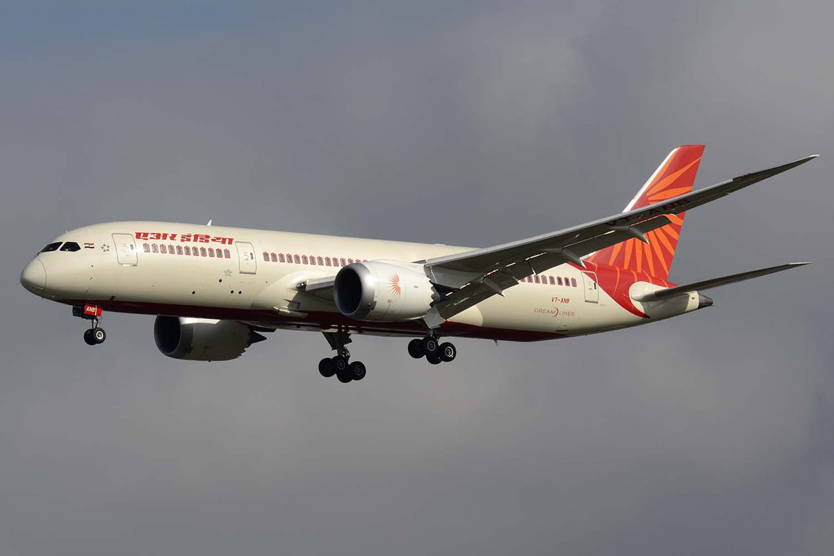 novedadesaereas's tweet photo. ⚠️⚠️Un B787 de Air India entre Ahmedabad y Londres Gatwick ha perdido contacto poco después de despegar desde la ciudad india como #AI171. El #Boeing, matrícula VT-ANV, tiene 9,9 años de antigüedad y había despegado hacia la capital inglesa con 242 pasajeros a bordo🖤 https://t.co/k1FmT8Cp8k