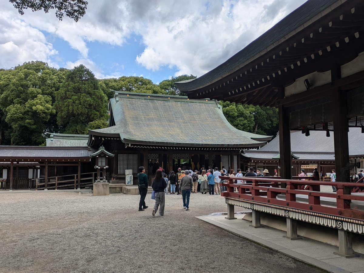 武蔵国一宮　氷川神社に行きました( ´∀｀)

社殿の大きさや、参道の長さなどまさに一宮の風格があり素晴らしかったです！

平安時代前期に編纂された『日本三代実録』に社名が載るほか、足利尊氏や徳川家康も参詣していて、とても由緒ある神社だと思いました！

自然が豊かなのも見どころですね(^ ^)