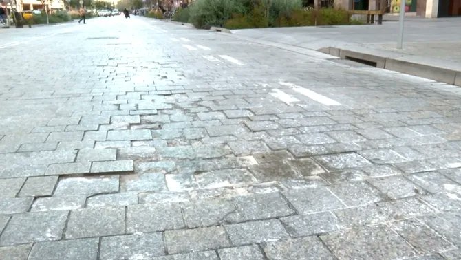 El problema de Pi i Margall no són les llambordes de formigó.
El que està mal fotut és el suport de sota, que no ha aguantat ni el pendent del carrer, ni el pas d'autobusos i altres vehicles pesants.
Dit d'una altra manera INCOMPETÈNCIA municipal.
Qui ho pagarà, això?
