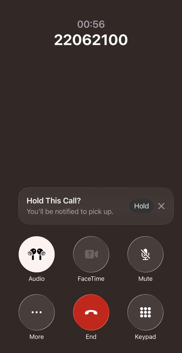 Osama11's tweet image. أول مرة اجرب ميزة مساعد الانتظار في iOS 26
- اذا كنت في مكالمة وتم وضعك على الانتظار يقترح عليك استخدام المساعد
- يكتم صوت الاتصال ويطلع منه ويوصل تنبيه انه راح يبلغونك في حال انتهى الانتظار
- اذا انتهى الانتظار يوصلك شاشة اتصال من نفس الرقم كانه اتصال جديد
#iOS26Osama