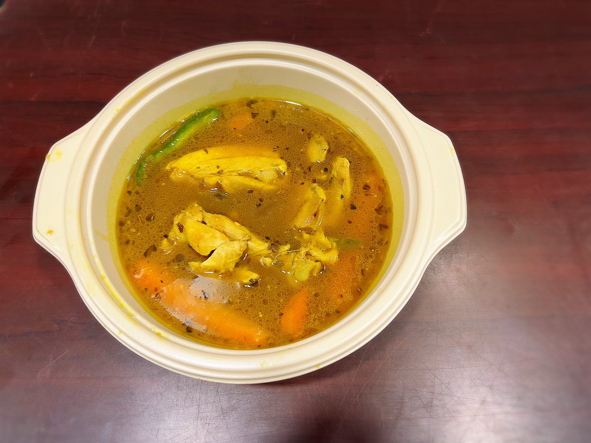 mitachidaisuke's tweet image. モリマンフェス✨
夕食はケータリングのスープカレー！
どこのだったんだろ…誰か知ってますか？
とっても美味しかったなー…ご馳走様でした🥘

他にも沢山…
LIVE終わりにサッポロクラシックも頂きましたー🍻

#BLuck
#1日限定復活
#モリマンフェス