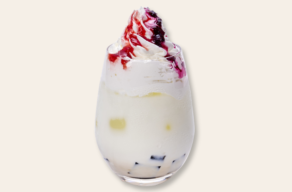 Capcom_Cafe's tweet image. 📷 🍽️_ _ _ _ _
『#大逆転裁判10th』×#カプコンカフェ
限定メニューご紹介
- - - - -🥤
『マリア・グーロイネのコーヒーゼリーミルク』
マリア・グーロイネのコーヒーゼリーミルクです。ふんわりとしたホイップが、リッチな口当たりを一層引き立て贅沢なひとときをお約束します。
#大逆転裁判