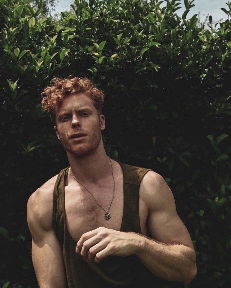 -Entre travailler dehors et la chaleur de certains dragons j’en peux plus… j’oubliais la préparation des examens aussi…

Charlie se frotte la touffe de cheveux en essayant de se ventiler.