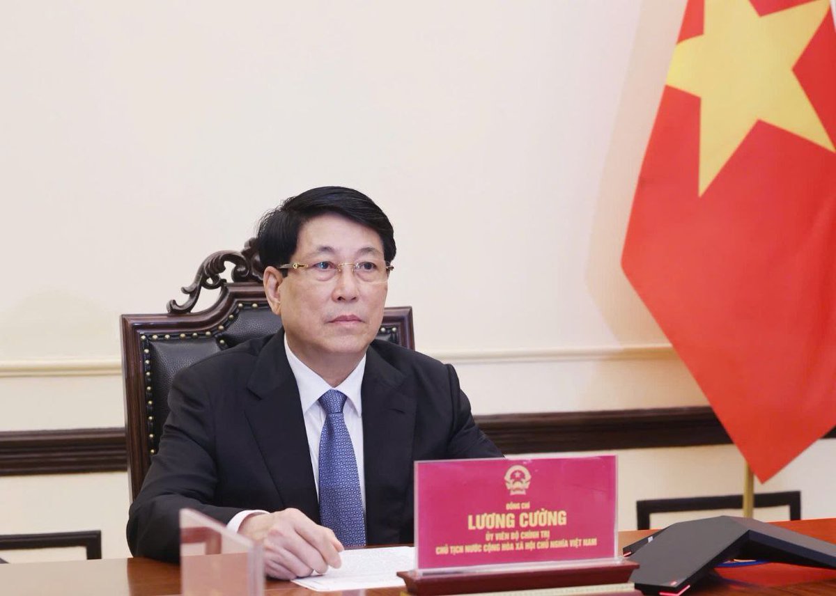 오늘 오전 르엉 끄엉 베트남 국가주석과 첫 통화를 가졌습니다.

끄엉 주석께서는 저의 대통령 취임에 대한 따뜻한 축하 인사를 전하였고, 저와 끄엉 주석은 1992년 수교 이후 정무, 경제, 인적교류 등 제반 분야에서 괄목할 만한 협력을 발전시켜 온 양국 관계를 더욱 발전시켜 나가기로 했습니다.