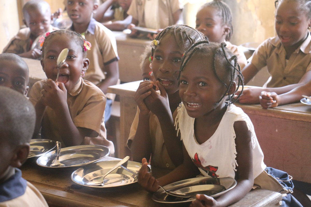 PamCongo's tweet image. School meals aren’t just about food. They’re about giving every child a fair shot at a better future. ✅ Better attendance ✅ Stronger learning ✅ Improved health In #ROC, @WFP is working with partners to make sure every child has the food they need to focus, learn & thrive.