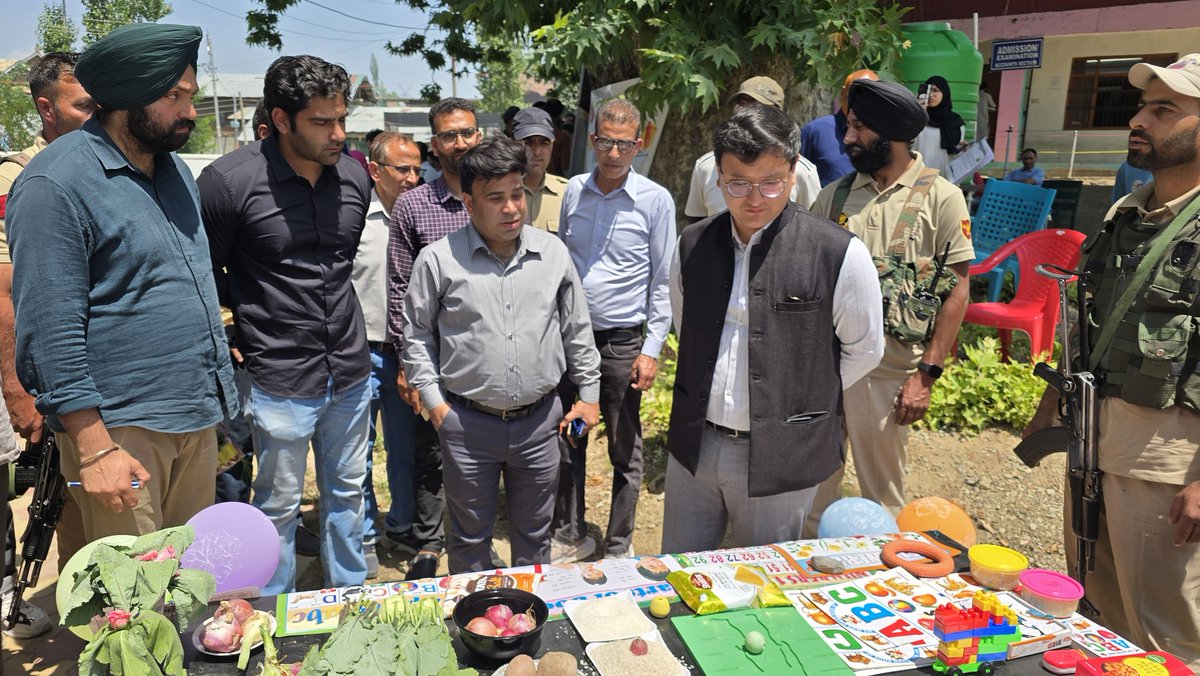DCBaramulla's tweet photo. DC Baramulla @mingasherpa presided over Block Diwas at Lalpora, Tangmarg; urged youth to join Mission Yuva &amp; benefit from PM Surya Ghar &amp; Vishwakarma schemes. Issued on-the-spot directions on grievances.
@OfficeOfLGJandK
@CM_JnK
@diprjk 
@ddnewsSrinagar 
@airnewsalerts https://t.co/kiKITWVFOu