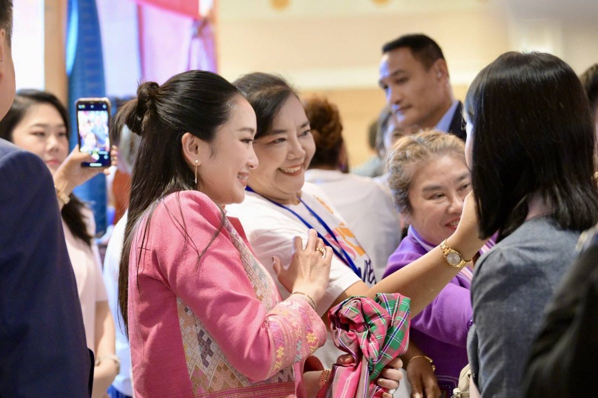 When women empower other women, incredible things happen. - ถ้าผู้หญิงสนับสนุนกันและกัน ทุกอย่างเป็นไปได้ค่ะ 🙂

ในฐานะผู้หญิงคนหนึ่ง เป็นแม่ของลูก เป็นลูกสาว เป็นน้องสาว ดิฉันเข้าใจดีว่าการได้รับการยอมรับในโลกในนี้ไม่ใช่เรื่องง่าย ต้องใช้ความพยายาม ใช้ความอดทนอย่างมาก