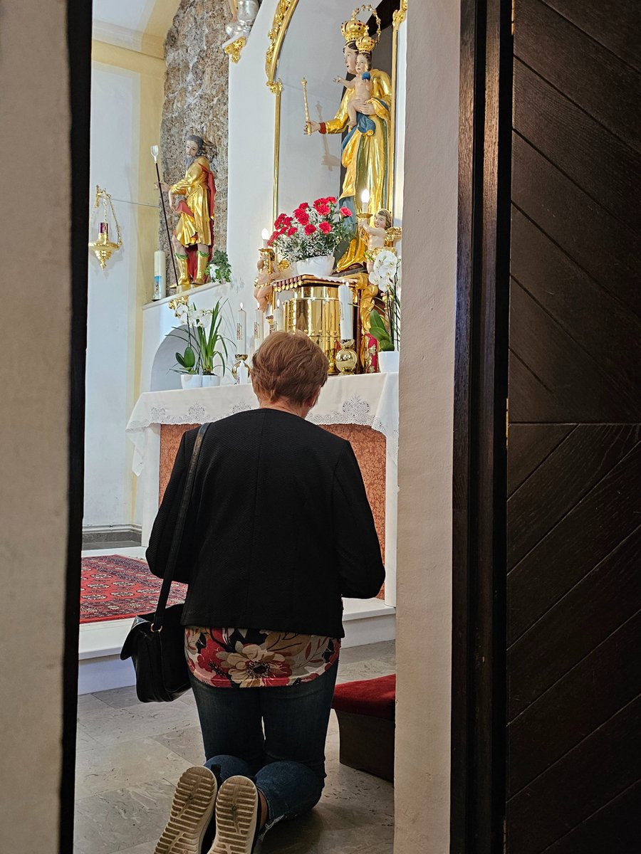 Jezus: "Če torej prineseš svoj dar k oltarju in se tam spomniš, da ima tvoj brat kaj zoper tebe, spusti svoj dar tam pred oltarjem in pojdi, da se poprej spraviš s svojim bratom, in potem pridi in daruj svoj dar."