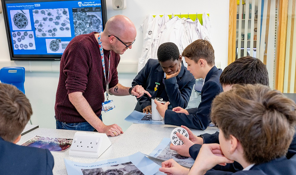LifelabSoton's tweet image. Do you love working as a scientist or researcher at @UHSFT or @UoS_Medicine? Want to inspire the next generation?✨
Come along to our Meet the Scientist training day:
🗓️ Tuesday 24th June
🕘 9am - 3.15pm
Find out more and register to attend 👇
lifelabonline.org/local/pages/?i…