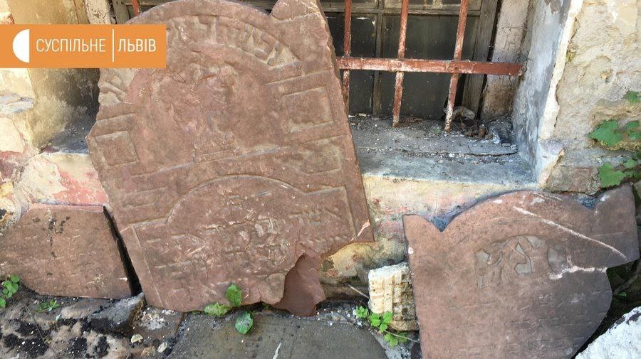 The members of the #Lviv Volunteer Center of the All-Ukrainian Jewish Charitable Foundation “Hesed-Arieh” have begun preparatory work to transfer #Jewish headstones (matzevot) from the courtyard of the former prison on Lontskoho Street to the local Jewish cemetery.