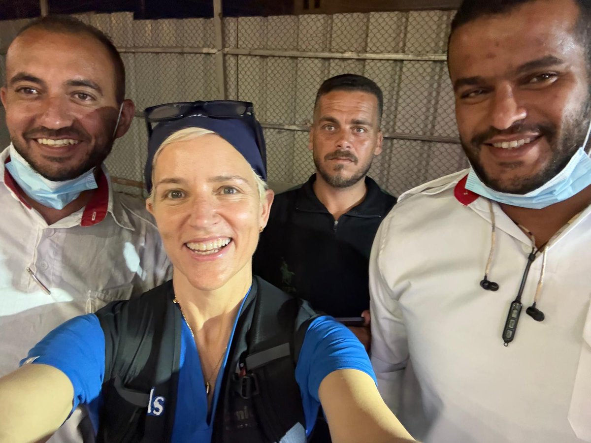 סלפי של ד"ר ויקטוריה רוז, מנתחת בריטית שהתנדבה עד לפני שבוע בבית החולים נאסר. היא אמרה לי בין היתר את הדברים הבאים: "זה לא נראה כמו קמפיין נגד ארגון טרור, זה נראה כמו קמפיין נגד אוכלוסיה". היא מתארת ילדים ללא איברים, פצעים שלא מחלימים בגלל תת תזונה, זיהום ומחסור בתרופות.>>