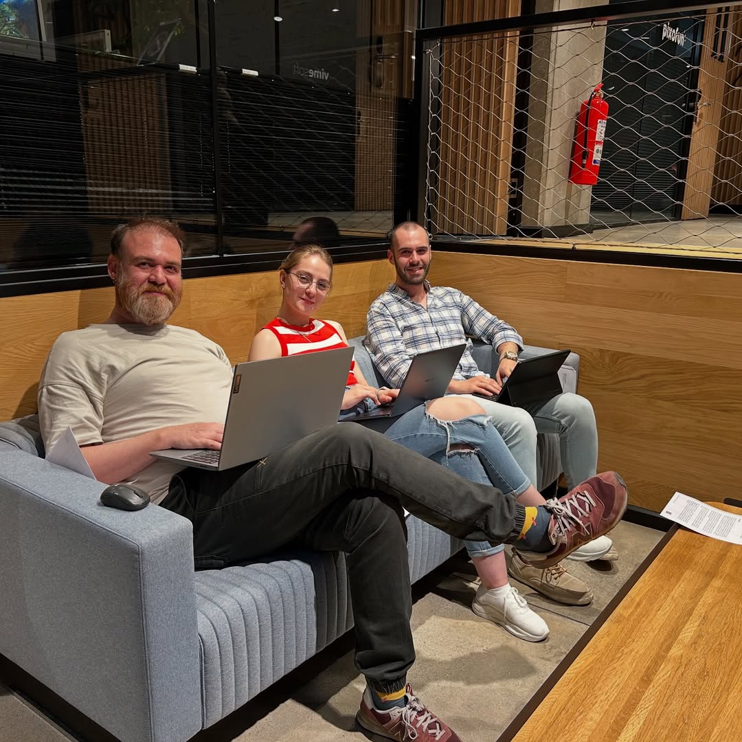 medya_akademi's tweet photo. Her grup, rakiplerinden farklı stratejiler için yarışırken, #dijitalpazarlama alanındaki  yenilikçi fikirler öne çıkıyor. 

Stratejiler, ardından derinlemesine  tartışılarak uygulamalara dönüşüyor, böylece katılımcılarımız dijital  dünyada fark yaratmaya hazırlanıyor! https://t.co/QQiyxcTowG