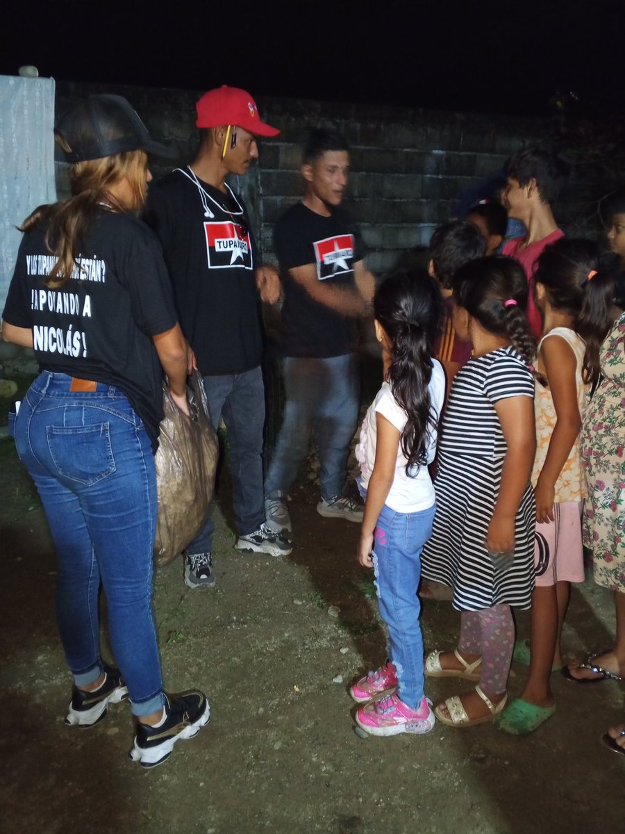 La Militancia del MRT del municipio Pedraza realiza acompañamiento a la comuna golpe de timón, donde se realizó un cineforo proyectando la película Lilo y Stitch.
Atendiendo a los más pequeños de la casa y llevando una bonita experiencia a las comunidades.
#tupamaroejemplodelucha