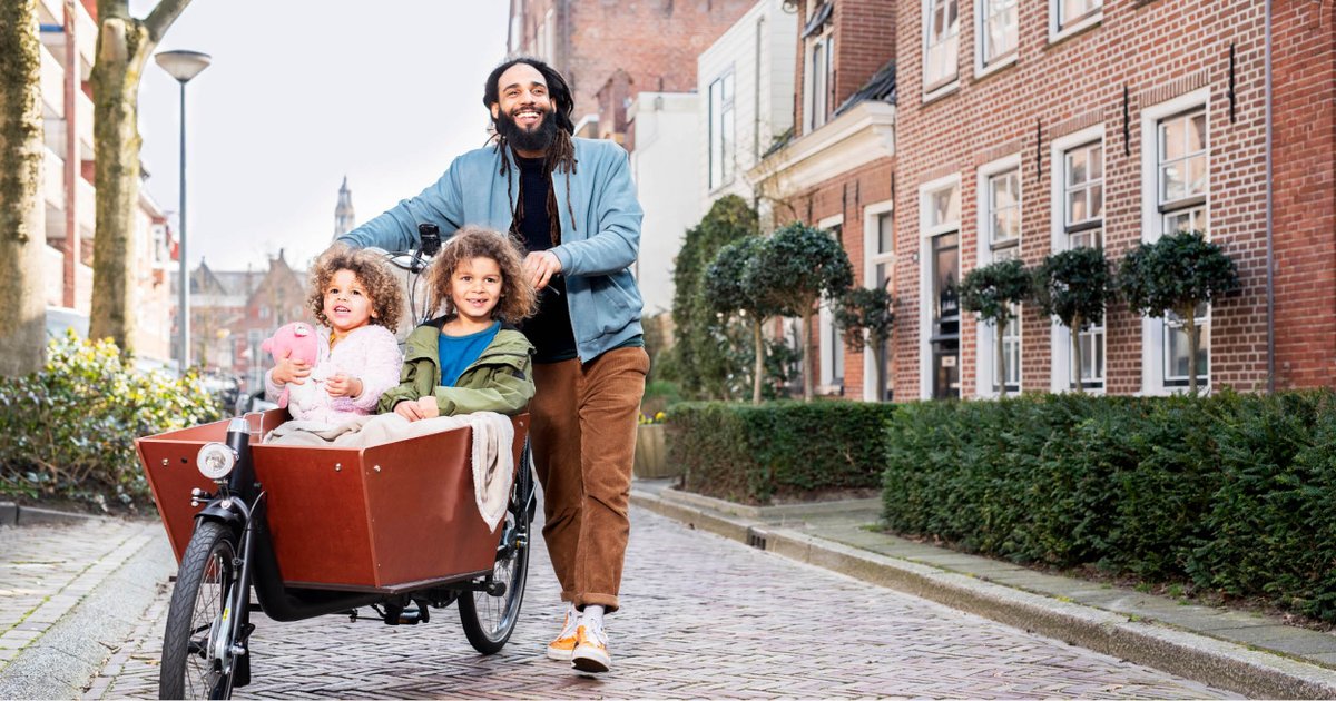 Zet je kinderen voortaan niet meer achterin de auto, maar voorin de bakfiets! 👏💨

🔋🚲 Een elektrische bakfiets is relaxed, duurzaam én handig voor korte ritten. Je kunt ’m een week lang gratis uitproberen.

👉 Meer info:  groningenbereikbaar.nl/bakfiets .