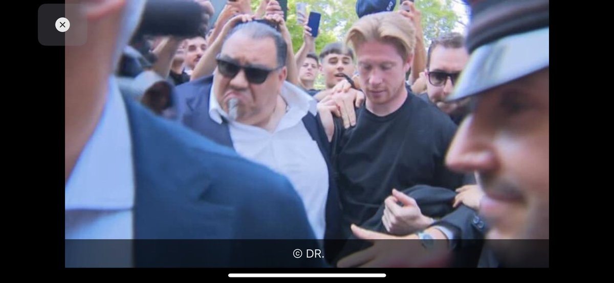 Cette photo ! La tête du napolitain, le sourire du carabinier … on dirait un film ! #KDB #kevindebruyne <a href="/KevinDeBruyne/">Kevin De Bruyne</a>  #napoli #napolicampione <a href="/sscnapoli/">Official SSC Napoli</a> #sscnapoli